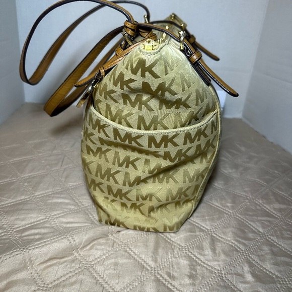 Michael Kors Tan Shoulder Bag with Signature Monogram - Picture 5 of 15